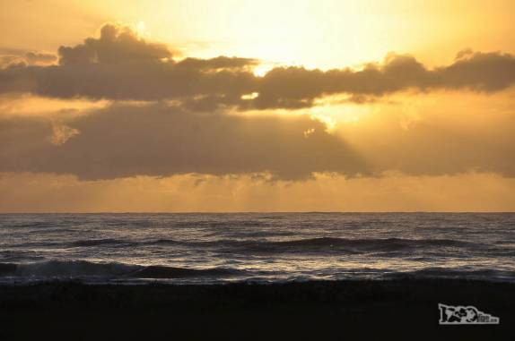 O belo nascer-do-sol em Matinhos, litoral do Paraná
